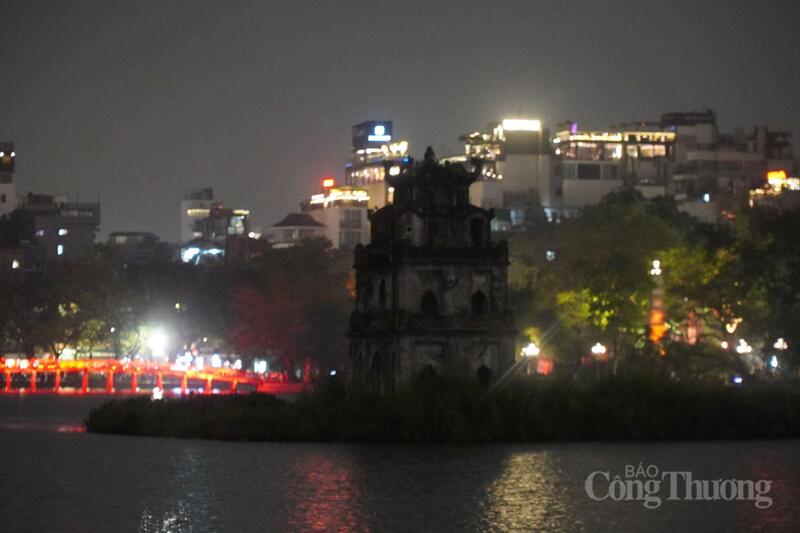 Tắt hệ thống chiếu sáng, đèn trang trí tại Tháp Rùa - Hồ Hoàn Kiếm. Ảnh: Thu Hường