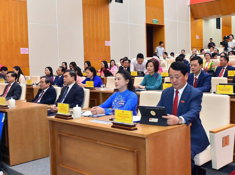 Các đồng chí lãnh đạo tỉnh Tuyên Quang và đại biểu dự Kỳ họp. Ảnh: Cổng thông tin điện tử Tuyên Quang