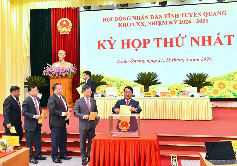 Các đại biểu bỏ phiếu bầu các chức danh lãnh đạo HĐND, UBND tỉnh. Ảnh: Cổng thông tin điện tử Tuyên Quang