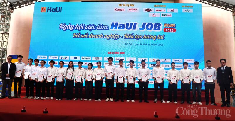 Nhân dịp này, Công ty TNHH Denso Việt Nam đã trao tặng 20 suất học bổng cho các sinh viên HaUI.