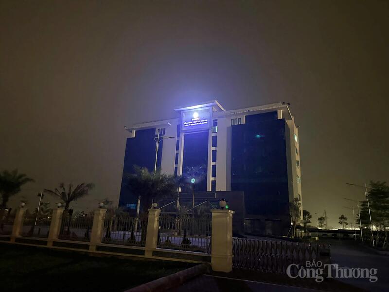 Trụ sở Công ty Điện lực Tuyên Quang tắt đèn hưởng ứng Giờ Trái đất 2026. Ảnh: Minh Hùng