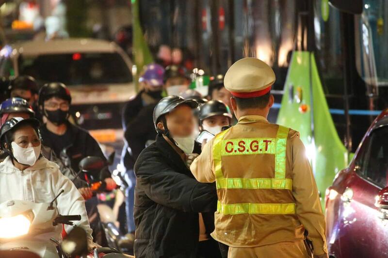 Lực lượng Cảnh sát giao thông kiểm soát chuyên đề vi phạm nồng độ cồn trong khung giờ cao điểm. Ảnh: Cục Cảnh sát giao thông
