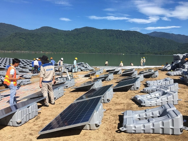 Thiết kế, chế tạo hệ thống phao nổi, neo cho các dự án điện mặt trời. Ảnh: Q.N