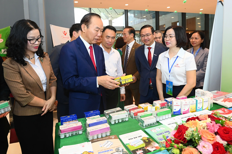 Khu trưng bày sản phẩm, công nghệ và thành tựu khoa học, công nghệ với sự tham gia của nhiều doanh nghiệp, viện nghiên cứu và trường đại học bên lề Hội nghị. Ảnh: Tùng Đinh