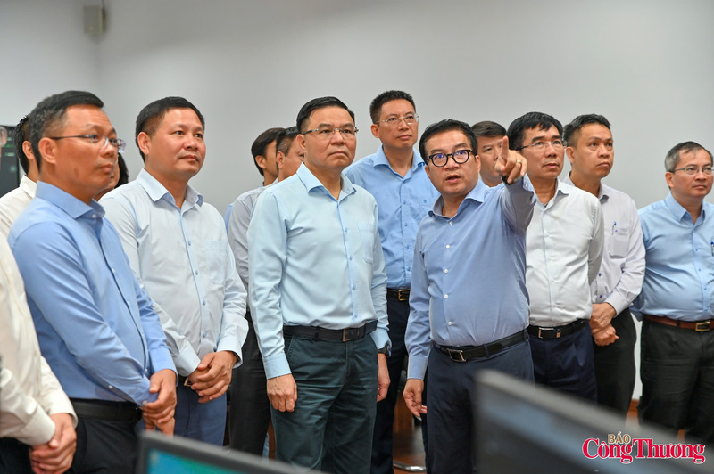 Quyền Bộ trưởng Lê Mạnh Hùng nghe báo cáo về tình hình triển khai sản xuất của BSR trong thời gian qua và kế hoạch vận hành trong giai đoạn sắp tới. Ảnh: Nam Nguyễn