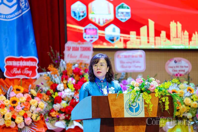 PGS.TS Phạm Thị Thu Hoài - Bí thư Đảng ủy Trường Đại học Kinh tế - Kỹ thuật Công nghiệp phát biểu khai mạc.