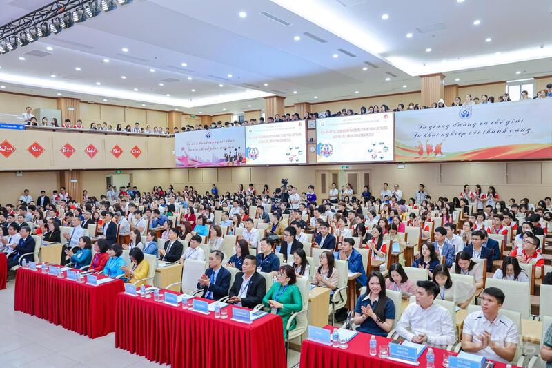 Lễ kỷ niệm 70 năm thành lập trường và Ngày hội hợp tác doanh nghiệp - cơ hội việc làm cho sinh viên năm 2026 thu hút sự tham gia của hàng nghìn sinh viên cùng đông đảo doanh nghiệp.