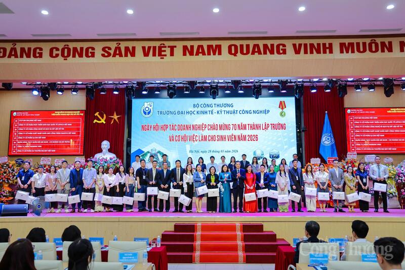 Nhà trường vinh danh 70 doanh nghiệp, đơn vị tiêu biểu đã có nhiều đóng góp trong hoạt động hợp tác đào tạo, hỗ trợ sinh viên và đồng hành cùng nhà trường trong nhiều năm qua.