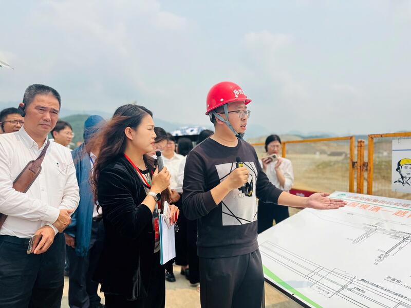 Tại đây, đoàn đã được nghe giới thiệu về tình hình xây dựng công trình cầu đường bộ qua sông Hồng nối khu vực Bát Xát (Việt Nam) với Bá Sái (Trung Quốc).