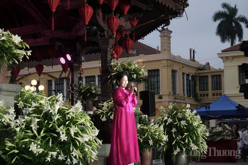 Diva Mỹ Linh trình bày ca khúc "Hương Ngọc Lan".