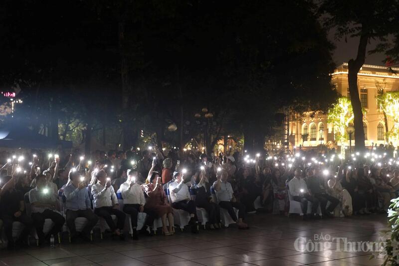 Thời khắc cả không gian Nhà Bát Giác đồng loạt tắt đèn hưởng ứng Giờ Trái đất.