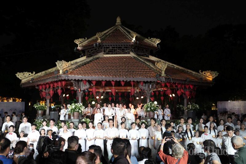 Hàng nghìn khán giả cùng 150 nghệ sĩ hòa vang giai điệu “Heal the World”. Ảnh: Đỗ Quyên