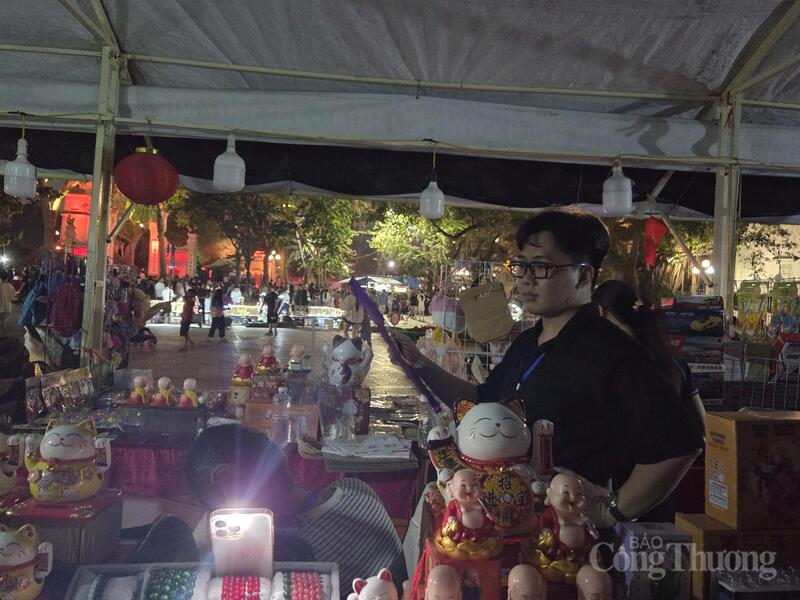 Anh Nguyễn Huy Tuấn, kinh doanh ở chợ đêm Hồ Hoàn Kiếm cho biết, đúng 20h30 tối 28/3 anh chủ động tắt các thiết bị chiếu sáng.