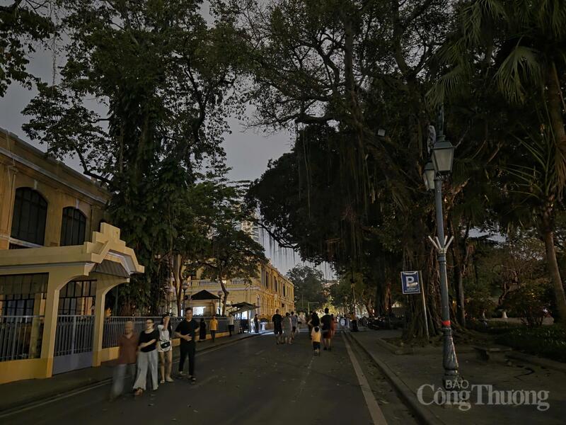 Đúng 20h30 nhiều bóng đèn trên phố Lê Lai đã được tắt để hưởng ứng Giờ Trái đất 2026.