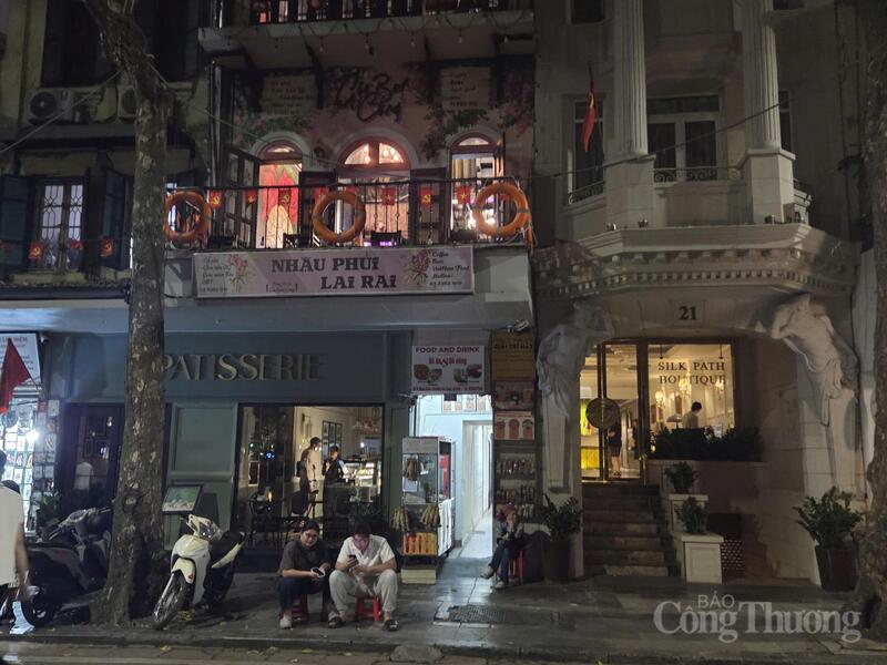 Nhiều nhà dân chỉ bật một vài thiết bị chiếu sáng công suất nhỏ.