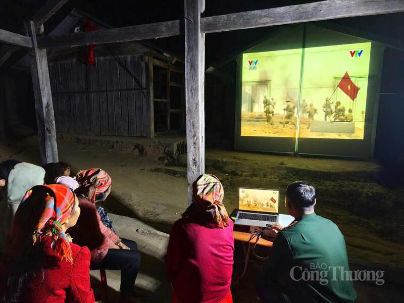 Bộ đội Biên phòng Thu Lũm chiếu phim phục vụ bà con đồng bào La Hủ, bản Là Si.