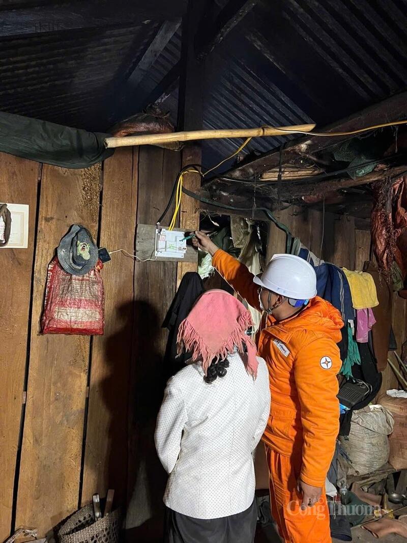 Cán bộ điện lực khu vực Thu Lũm thuộc Đội Quản lý Điện lực Bum Tở hướng dẫn bà con cách sử dụng điện an toàn.