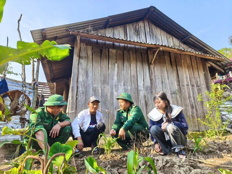 Bộ đội Biên phòng Đồn Thu Lũm hướng dẫn bà con đồng bào La Hủ, bản Là Si thay đổi thói quen canh tác.