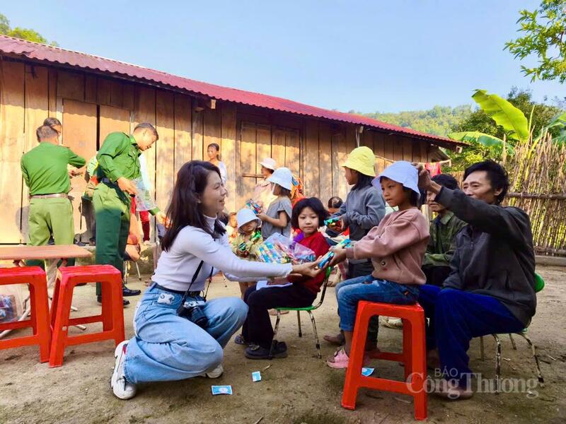 Phóng viên Báo Công Thương thực tế tại bản Là Si, xã Thu Lũm.