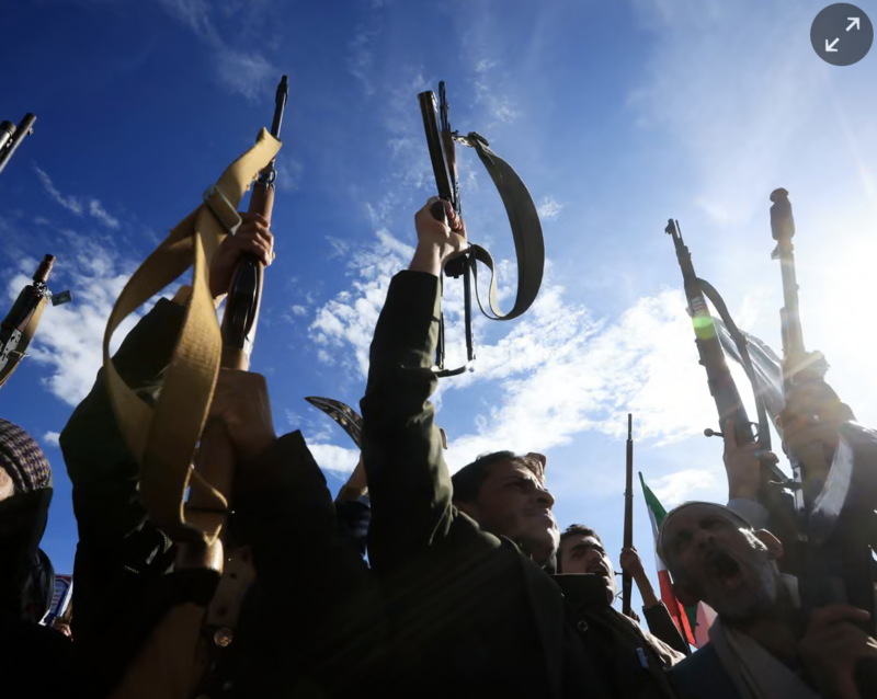 Những người ủng hộ lực lượng Houthi tại thủ đô Sanaa của Yemen tham gia cuộc biểu tình thể hiện sự đoàn kết với Iran. Ảnh: EPA.