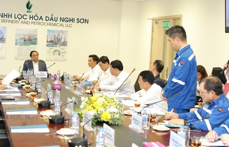 Lãnh đạo Nhà máy Lọc hóa dầu Nghi Sơn báo cáo tình hình hoạt động với Thủ tướng Chính phủ. Ảnh: Minh Hiếu