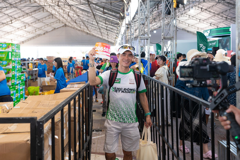 Vận động viên hào hứng nhận bib tham gia giải chạy ở Nha Trang vào dịp cuối tuần này.