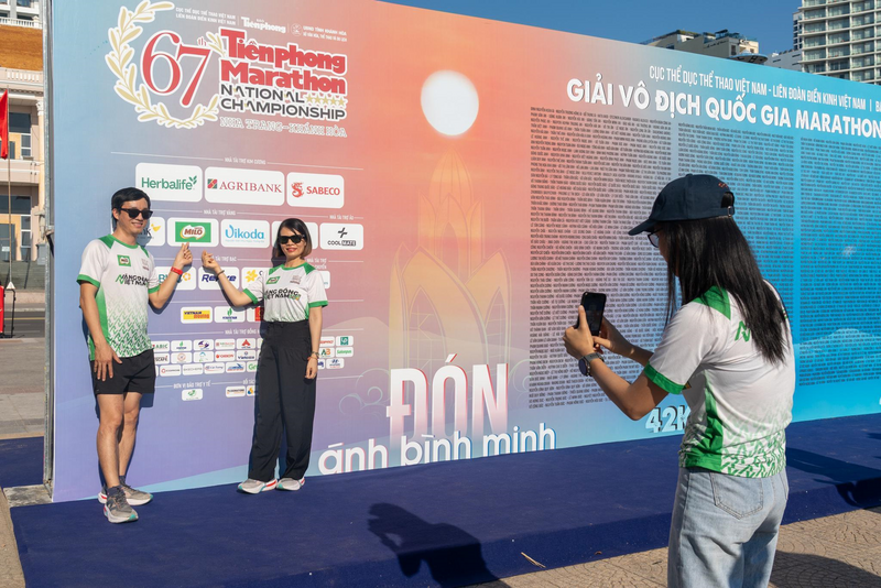 Gia đình chị Dương Thị Quyến check-in tại quầy nhận bib và chụp ảnh tại quảng trường 2/4 Nha Trang.