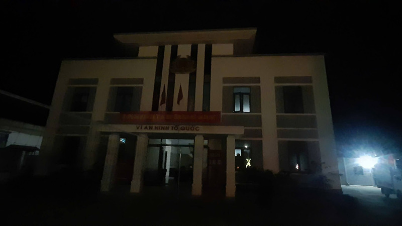 Hưởng ứng Giờ Trái đất năm 2026, Công an xã A Vương (TP. Đà Nẵng) đã thực hiện tắt toàn bộ thiết bị điện không cần thiết tại trụ sở làm việc. Trước đó, hưởng ứng chiến dịch, công an xã đã tuyên truyền vận động gia đình cán bộ chiến sĩ và nhân dân trên địa bàn cùng hưởng ứng hành động “tắt đèn để thắp sáng tương lai”. Ảnh: Công an xã A Vương