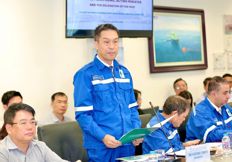 Ông Kazutaka Yamato, Tổng Giám đốc Công ty TNHH Lọc hoá dầu Nghi Sơn báo cáo với Quyền Bộ trưởng tại buổi làm việc. Ảnh: Ngô Nhung