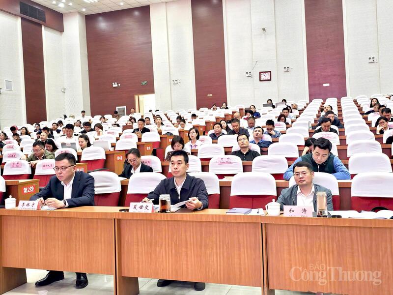 Đại diện phía tỉnh Vân Nam tham dự toạ đàm. Ảnh: Đỗ Nga