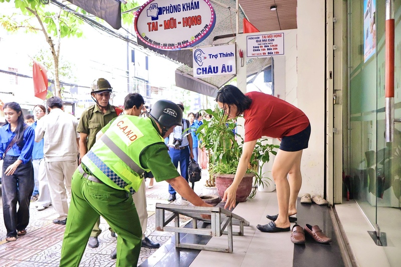 Lộ trình được triển khai hoàn thành trong quý 1/2026, với 3 giai đoạn. Giai đoạn 1 (từ giữa tháng 3 đến ngày  31/3), tập trung tuyên truyền vận động người dân tự giác tháo dỡ các vi phạm lấn chiếm; giai đoạn 2 (đến ngày 30/4), tổng kiểm tra và xử lý vi phạm; giai đoạn 3 duy trì thường xuyên tuần tra, kiểm tra để phòng ngừa và chống tái lấn chiếm. Ảnh: Diễm Phúc