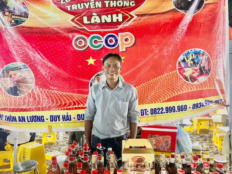 Gian hàng trưng bày sản phẩm OCOP được đông đảo người dân quan tâm và ủng hộ. Anh Nguyễn Văn Thân, chủ cơ sở nước nắm truyền thống Lành cho biết: “Mặc dù đây chủ yếu là dịp người dân vui chơi lễ hội nhưng họ lại rất quan tâm đến các sản phẩm được bày bán, lượng khách thật sự rất đông, lực mua cũng mạnh”. Ảnh: Diễm Phúc