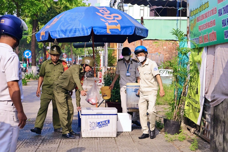 Đây là bước khởi đầu cho một đợt triển khai cao điểm, liên tục, thể hiện quyết tâm của thành phố trong đảm bảo trật tự vỉa hè, vệ sinh môi trường và mỹ quan đô thị. Ảnh: Diễm Phúc
