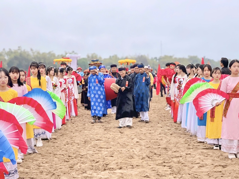 Sáng mai (ngày 30/3) lễ hội sẽ tổ chức lễ rước nước và giải đua thuyền truyền thống trên sông Thu Bồn. Trong ảnh: Lễ rước nước năm 2025