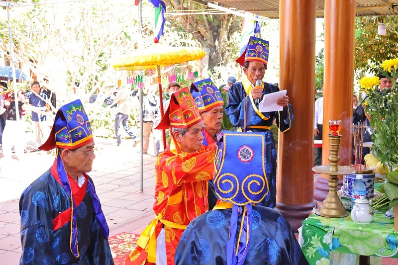 Phần lễ được tổ chức tại khuôn viên lăng Bà với các nghi thức truyền thống như rước sắc, dâng bánh cúng Bà, rước nước, dâng hương, đại tế, hoàn sắc. Ảnh: Diễm Phúc