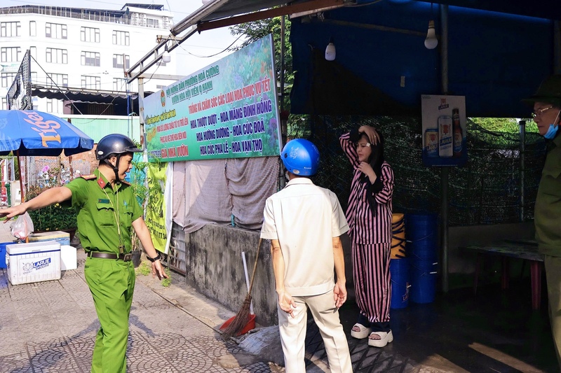 Theo đó, thành phố tổ chức lại không gian vỉa hè theo hướng phân định rõ ràng khu vực dành cho người đi bộ và khu vực được phép đỗ xe máy. Ảnh: Diễm Phúc