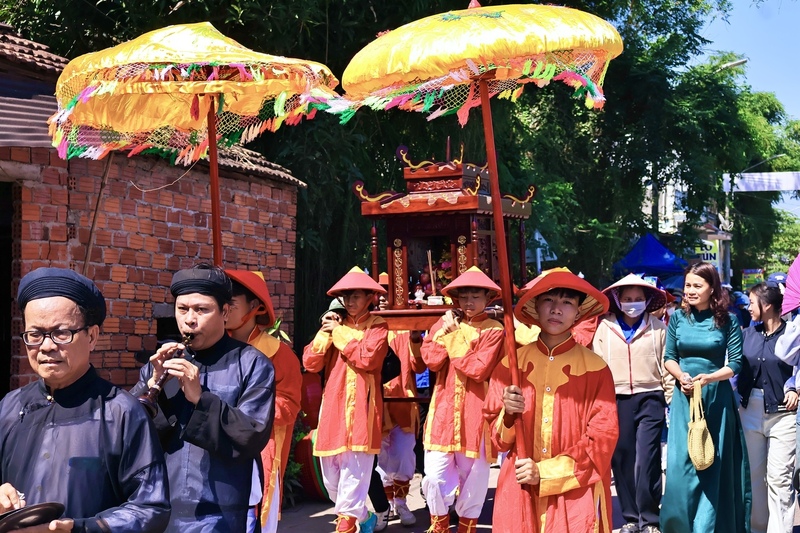 Lễ rước Sắc mô phỏng cảnh quan quân triều Nguyễn về tuyên chỉ sắc phong. Ảnh: Diễm Phúc