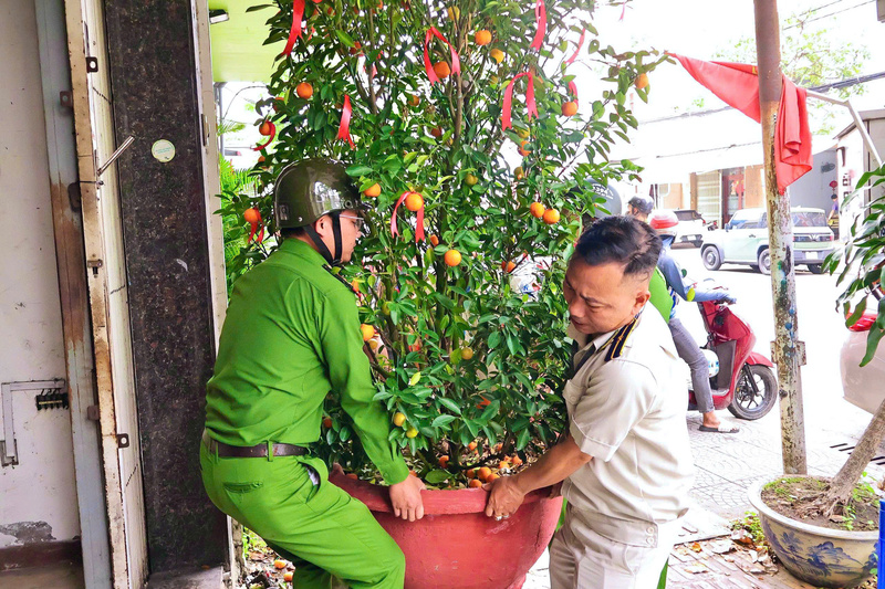 Kiên quyết nghiêm cấm sử dụng vỉa hè để kinh doanh buôn bán, lắp đặt các biển hiệu di động, chậu cây cảnh… Tập trung xóa bỏ “chợ cóc”, “chợ tạm” trái quy định, tháo dỡ sản phẩm quảng cáo, biển hiệu trên cột điện, cột tín hiệu giao thông và cây xanh. Ảnh: Diễm Phúc