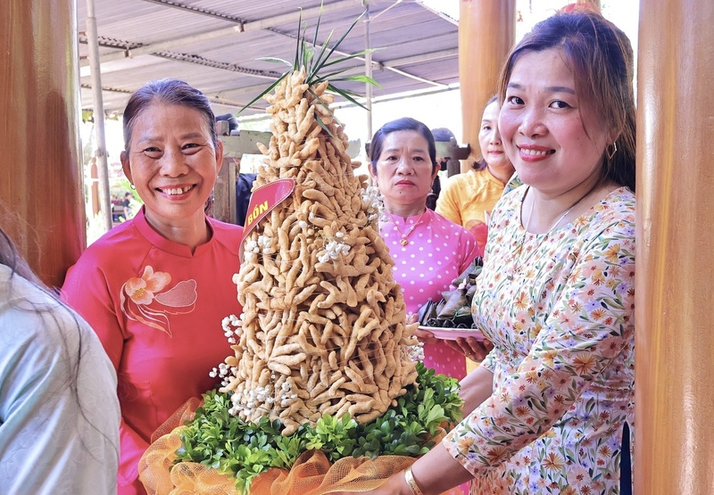 Người dân dâng hoa, bánh, trái cây cúng Bà, cầu nguyện cho một năm bình an, công việc thuận lợi. Ảnh: Diễm Phúc