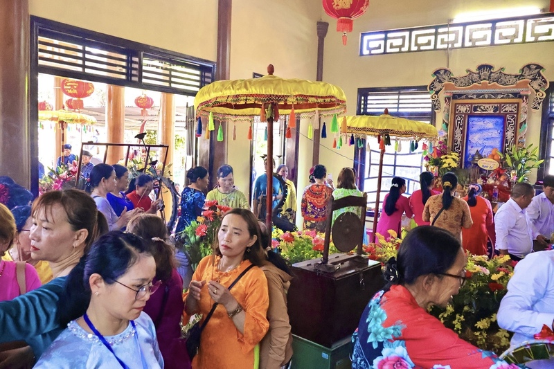 Lễ hội thu hút rất đông người dân, du khách từ nhiều nơi đổ về. Ảnh: Diễm Phúc