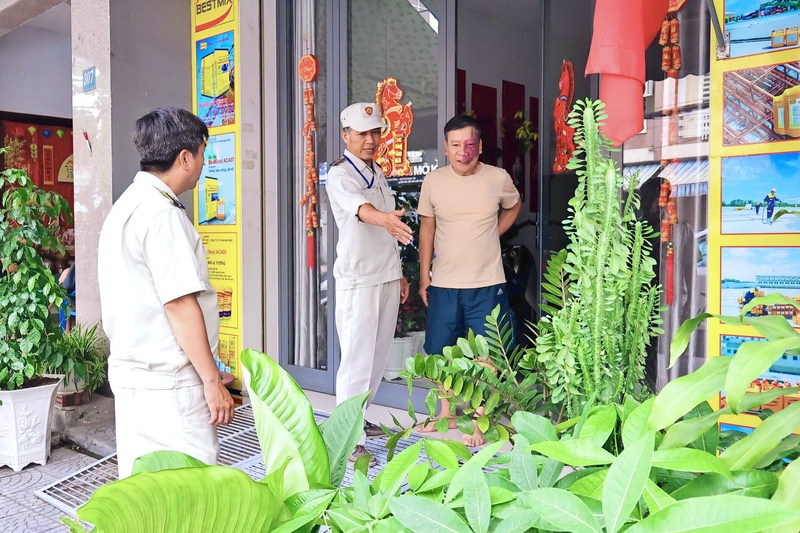 Các lực lượng “đến từng nhà, gõ từng cửa” tuyên truyền cho người dân về quy tắc trật tự đô thị. Ảnh: Diễm Phúc