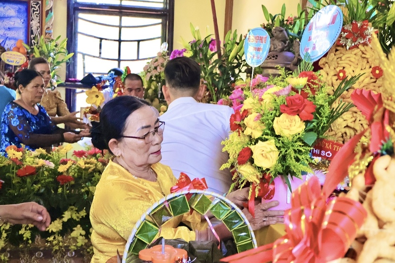Bà Nguyễn Thị Tâm Ý (trú tại TP. Hồ Chí Minh) mỗi năm đến dịp lễ đều cùng gia đình trở về quê hương để tham gia lễ hội. “Đây như là lễ hội lớn nhất của xã Thu Bồn, đã có từ thời ông cha ta duy trì cho đến tận bây giờ, bà con tổ chức và có niềm tin được Bà phù hộ nên luôn cố gắng làm ăn”, bà Tâm Ý chia sẻ. Ảnh: Diễm Phúc