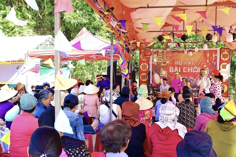 Phần hội với đa dạng các hoạt động hấp dẫn như: trình diễn áo dài, chương trình nghệ thuật Dòng thiêng Thu Bồn - Huyền thoại và khát vọng, hô hát bài chòi, đua thuyền truyền thống, bóng chuyền, cờ làng, trò chơi dân gian và ẩm thực. Ảnh: Diễm Phúc