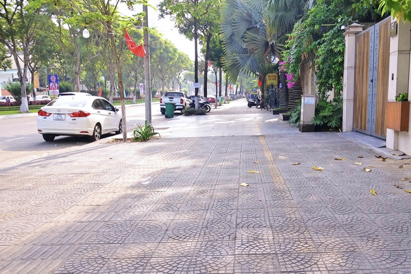 Được tuyên truyền trong nhiều ngày qua, một số hộ dân đã chủ động dọn dẹp, di dời các “chướng ngại vật”, tạo nên vẻ đẹp thoáng đãng của vỉa hè. Ảnh: Diễm Phúc