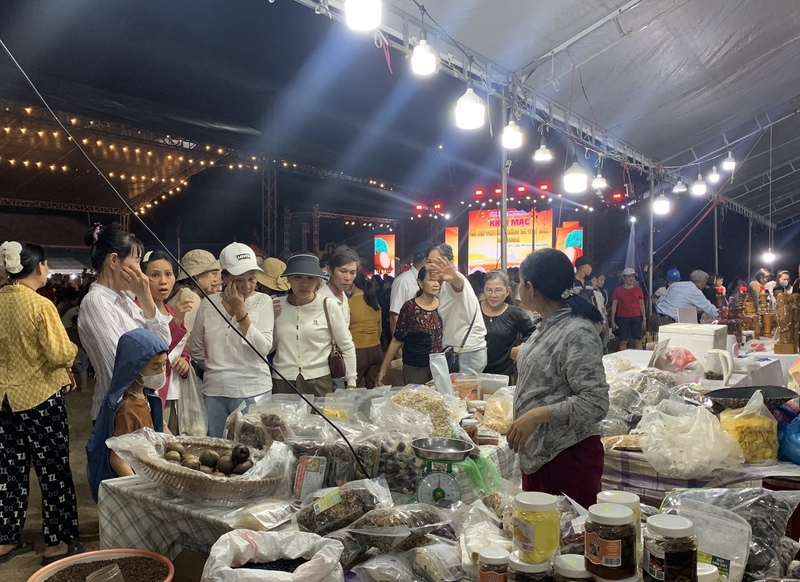 Đặc biệt, đây là lần đầu tiên tổ chức hoạt động trưng bày sản phẩm địa phương và sản phẩm OCOP, liên kết với nhiều chủ thể trong và ngoài thành phố để tạo cơ hội quảng bá đến người dân. Ảnh: Diễm Phúc