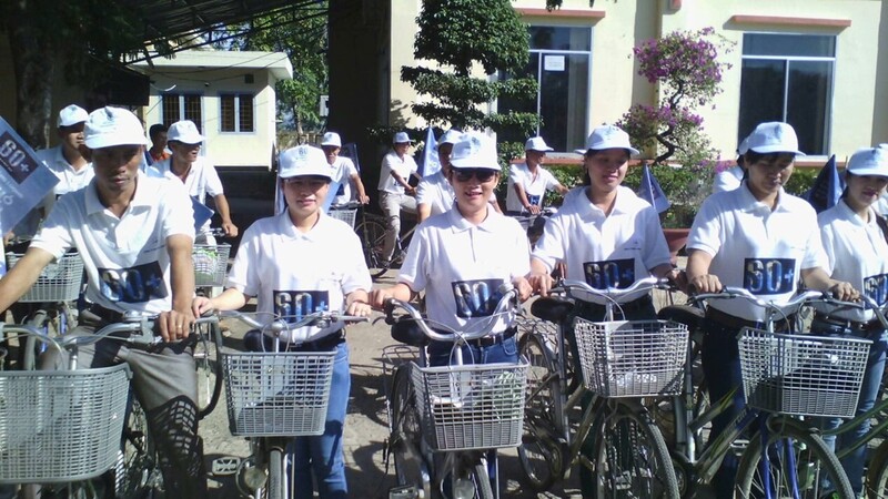 Cán bộ, công nhân viên Công ty Điện lực Lâm Đồng đạp xe hưởng ứng Chiến dịch Giờ Trái đất 2026. Ảnh: PC Lâm Đồng