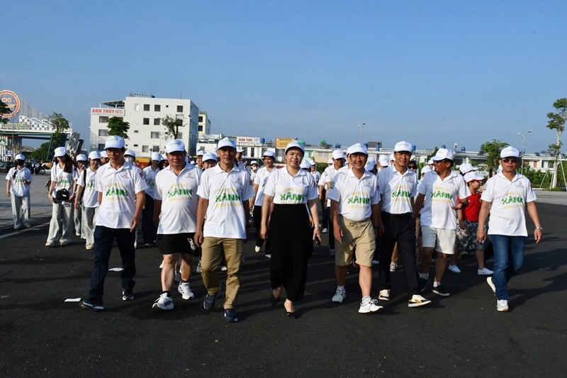 Cán bộ, công nhân viên Công ty Điện lực An Giang và người dân trên địa bàn tỉnh đi bộ hưởng ứng Chiến dịch Giờ Trái đất 2026. Ảnh: PC An Giang.
