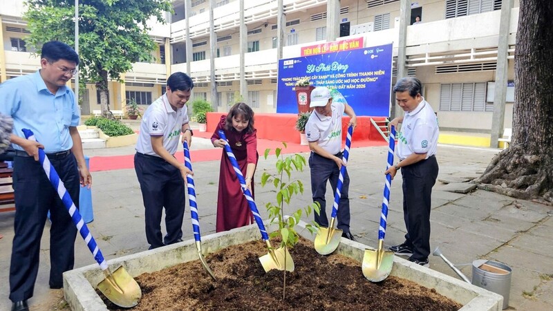EVNSPC phối hợp với Trường THPT Nguyễn Đình Chiểu (tỉnh Vĩnh Long) phát động phong trào trồng cây xanh hưởng ứng Giờ Trái đất 2026.