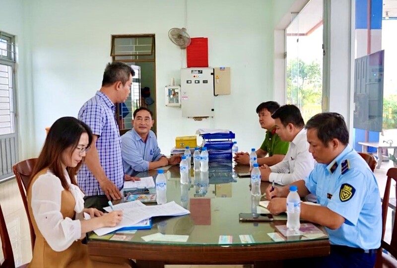 Các lực lượng chức năng cũng sẽ tăng cường đấu tranh phòng, chống buôn lậu, gian lận thương mại, kinh doanh xăng dầu không rõ nguồn gốc và các hành vi vi phạm về chất lượng, đo lường, tỷ lệ phối trộn. Ảnh: Nguyễn Dương