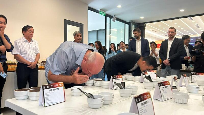 Các chuyên gia thưởng thức hương vị cà phê Fine Robusta. Ảnh: Vũ Long